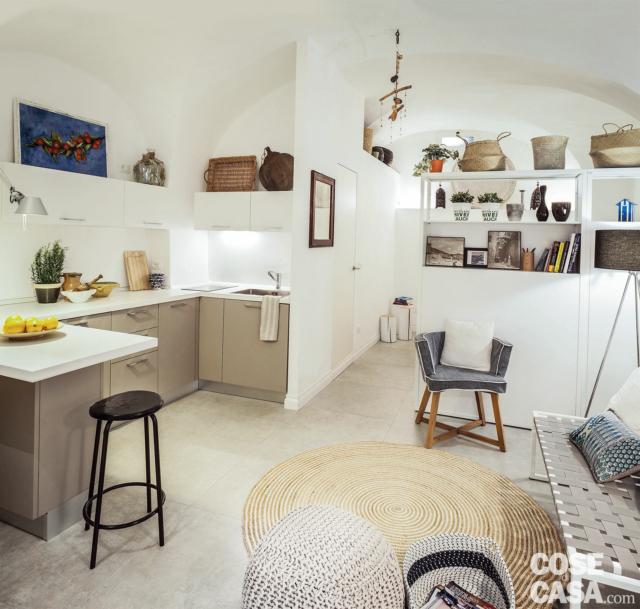 cucina a vista, composizione a U, soggiorno, open space, mobile divisiorio, finiture in bianco cucina a vista, composizione a U, soggiorno, open space, mobile divisiorio, finiture in bianco