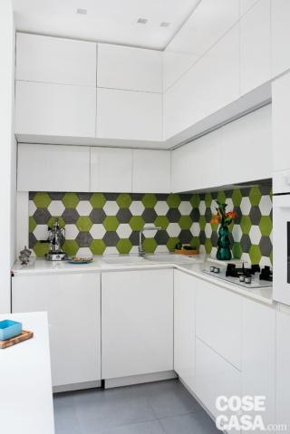 bilocale ristrutturato, cucina, composizione angolare in laccato bianco, pensili a tutt'altezza, rivestimento in piastrelle esagonali, controsoffitto tecnico bilocale ristrutturato, cucina, composizione angolare in laccato bianco, pensili a tutt'altezza, rivestimento in piastrelle esagonali, controsoffitto tecnico