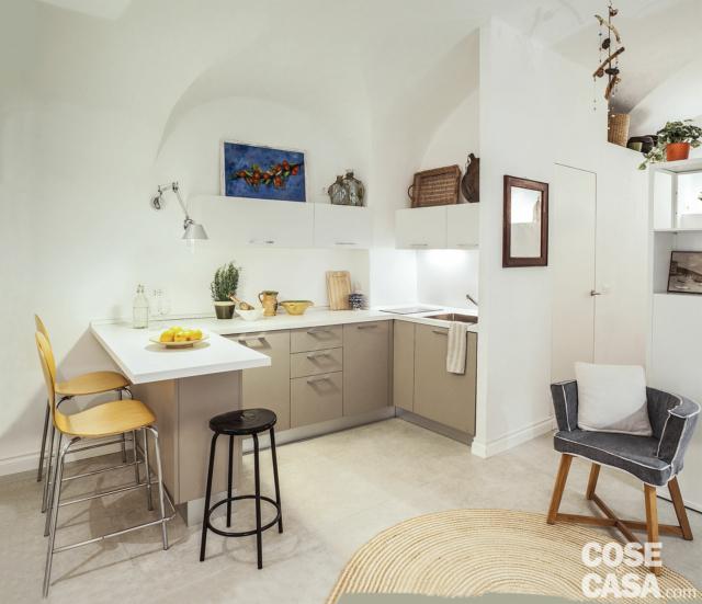 cucina, bancone, sgabelli, tetto a volta, poltroncina, ripostiglio in quota cucina, bancone, sgabelli, tetto a volta, poltroncina, ripostiglio in quota