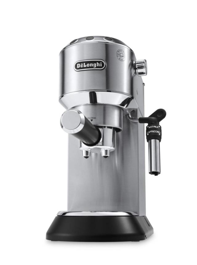 Di dimensioni compatte, Dedica EC685.M di De’Longhi funziona anche a cialde. Con pompa da 15 bar, ha comandi elettronici, cappuccinatore regolabile e serbatoio estraibile 1 litro. Con tempo di riscaldamento ridotto (40 secondi), si spegne automaticamente dopo 9 minuti. Misura L 14,9 x P 33 x H 35 cm. Prezzo 230 euro. www.delonghi.com Di dimensioni compatte, Dedica EC685.M di De’Longhi funziona anche a cialde. Con pompa da 15 bar, ha comandi elettronici, cappuccinatore regolabile e serbatoio estraibile 1 litro. Con tempo di riscaldamento ridotto (40 secondi), si spegne automaticamente dopo 9 minuti. Misura L 14,9 x P 33 x H 35 cm. Prezzo 230 euro. www.delonghi.com