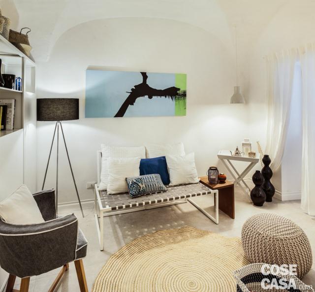 soggiorno, zona conversazione, divano, lampada da terra, poltroncina, pouf in maglia, tavolino pieghevole, soffitto a volta soggiorno, zona conversazione, divano, lampada da terra, poltroncina, pouf in maglia, tavolino pieghevole, soffitto a volta