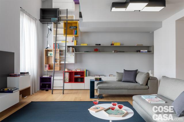 casa su due livelli zona living al piano inferiore casa su due livelli zona living al piano inferiore