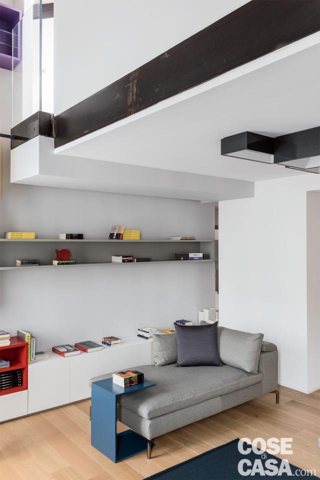casa su due livelli moduli sulla parete del soggiorno casa su due livelli moduli sulla parete del soggiorno