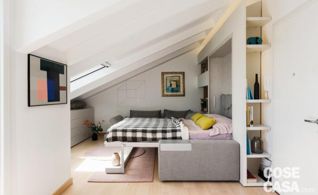 sottotetto ristrutturato, da zona giorno a zona notte, divano trasformato in letto sottotetto ristrutturato, da zona giorno a zona notte, divano trasformato in letto