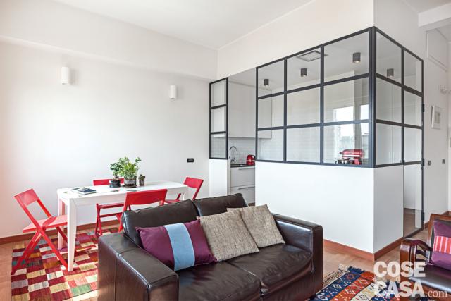 particolare del divano nella casa di 70 trasformata da bi a trilocale particolare del divano nella casa di 70 trasformata da bi a trilocale