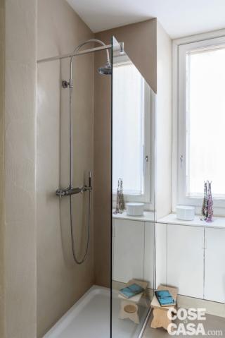 bagno, doccia walk in, piatto in ceramica, parete vetrata, finestra