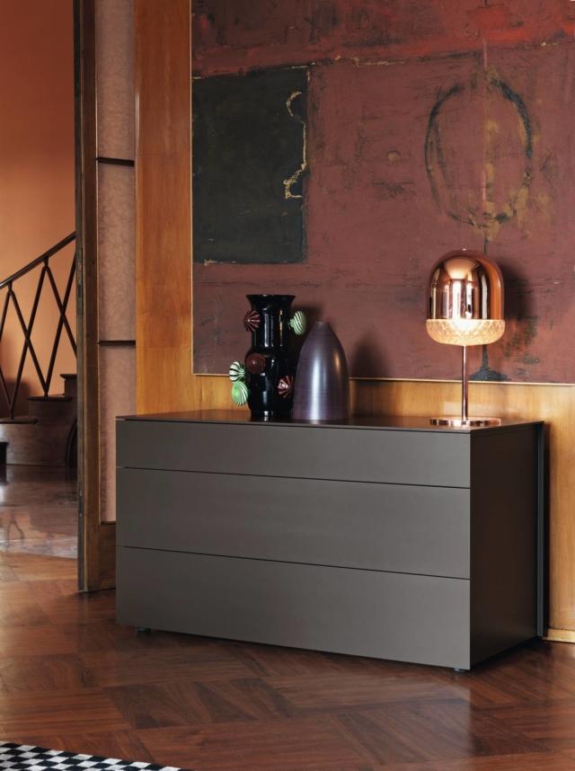 Juta di Flou è il cassettone dotato di tre cassetti con rientro ammortizzato; la superficie esterna è disponibile nella elegante finitura laccata opaca grigio scuro. Sono disponibili anche i comodini e il settimanale coordinati per chi desidera un ambiente uniforme e armonioso. Misura L 123,5 x P 56 x H 69 cm. Prezzo 1.480 euro. www.flou.it Juta di Flou è il cassettone dotato di tre cassetti con rientro ammortizzato; la superficie esterna è disponibile nella elegante finitura laccata opaca grigio scuro. Sono disponibili anche i comodini e il settimanale coordinati per chi desidera un ambiente uniforme e armonioso. Misura L 123,5 x P 56 x H 69 cm. Prezzo 1.480 euro. www.flou.it