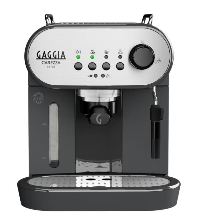 La pressione sul caffè macinato nella macchina Carezza Style di Gaggia è di 15 bar. Può funzionare sia con polvere di caffè che delle cialde e è dotata di sistema automatico di risciacquo del circuito interno, all’accensione e allo spegnimento, per assicurare una maggiore pulizia. Sul pannello frontale è installato il cappuccinatore, da cui fuoriesce il vapore necessario per la preparazione della crema di latte. Misura L 21 x P 28 x H 30 cm. Prezzo 199 euro. www.gaggia.it La pressione sul caffè macinato nella macchina Carezza Style di Gaggia è di 15 bar. Può funzionare sia con polvere di caffè che delle cialde e è dotata di sistema automatico di risciacquo del circuito interno, all’accensione e allo spegnimento, per assicurare una maggiore pulizia. Sul pannello frontale è installato il cappuccinatore, da cui fuoriesce il vapore necessario per la preparazione della crema di latte. Misura L 21 x P 28 x H 30 cm. Prezzo 199 euro. www.gaggia.it