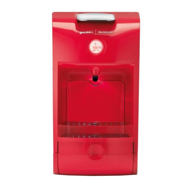 Prepara caffè con sistema a capsule Hausbrandt, infusi e bevande la macchina Coffee Project di Guzzini. E’ facile da usare grazie ad un unico pulsante e alla espulsione automatica della capsula usata. Il serbatoio dell’acqua da 1 litro è removibile e ha caldaia da 15 bar. E’ disponibile nero, bianco e rosso. Misura L 30 x P 16,5 x H 29,5 cm. Prezzo 149,90 euro. www.fratelliguzzini.com Prepara caffè con sistema a capsule Hausbrandt, infusi e bevande la macchina Coffee Project di Guzzini. E’ facile da usare grazie ad un unico pulsante e alla espulsione automatica della capsula usata. Il serbatoio dell’acqua da 1 litro è removibile e ha caldaia da 15 bar. E’ disponibile nero, bianco e rosso. Misura L 30 x P 16,5 x H 29,5 cm. Prezzo 149,90 euro. www.fratelliguzzini.com