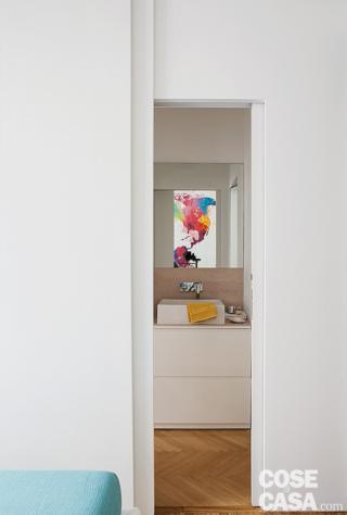 bilocale ristrutturato, bagno accessibile dalla camera, porta filomuro, zona lavabo, specchio bilocale ristrutturato, bagno accessibile dalla camera, porta filomuro, zona lavabo, specchio