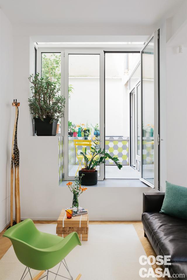 bilocale ristrutturato, soggiorno, divano, gradone, patio, rivestimento outdoor con piastrelle esagonali bilocale ristrutturato, soggiorno, divano, gradone, patio, rivestimento outdoor con piastrelle esagonali