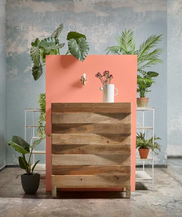 Trisha di Kave Home è la cassettiera interamente realizzata in legno massello di mango naturale che le dà un aspetto piacevolmente “rustico”. Il fronte è impreziosito dai cassetti intagliati che creano un gioco di profondità sulla superficie. Misura L 80 x P 50 x H 90 cm. Prezzo 498 euro. www.kavehome.com Trisha di Kave Home è la cassettiera interamente realizzata in legno massello di mango naturale che le dà un aspetto piacevolmente “rustico”. Il fronte è impreziosito dai cassetti intagliati che creano un gioco di profondità sulla superficie. Misura L 80 x P 50 x H 90 cm. Prezzo 498 euro. www.kavehome.com