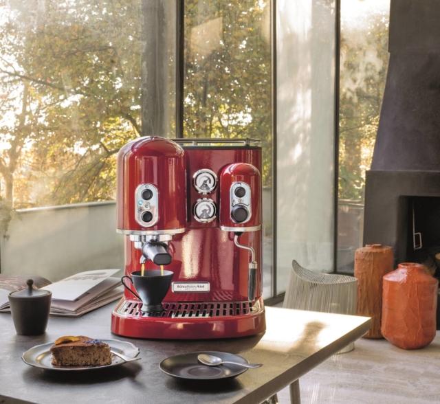 Artisan 5KES2102 di KitchenAid ha due caldaie indipendenti che si spengono automaticamente dopo 30 minuti: la prima assicura una temperatura costante per la preparazione di caffè espresso cremosi, la seconda fornisce abbondante vapore secco a temperatura costante per cappuccini. Disponibile in 4 colori, consente di mantenere in caldo fino a 6 tazzine per caffè espresso. Ha pressione di 15 bar e contenitore per l’acqua capiente 2 litri. Consente la preparazione di caffè sia con la polvere macinata che con le cialde. Misura L 31,5 x P 31 x H 39 cm. Prezzo 899 euro. www.kitchenaid.it Artisan 5KES2102 di KitchenAid ha due caldaie indipendenti che si spengono automaticamente dopo 30 minuti: la prima assicura una temperatura costante per la preparazione di caffè espresso cremosi, la seconda fornisce abbondante vapore secco a temperatura costante per cappuccini. Disponibile in 4 colori, consente di mantenere in caldo fino a 6 tazzine per caffè espresso. Ha pressione di 15 bar e contenitore per l’acqua capiente 2 litri. Consente la preparazione di caffè sia con la polvere macinata che con le cialde. Misura L 31,5 x P 31 x H 39 cm. Prezzo 899 euro. www.kitchenaid.it