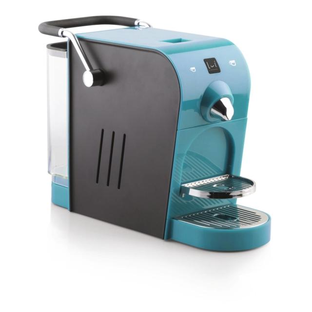 Disponibile nei colori celeste, nero, verde e bianca e di dimensioni contenute, Chic di Lui l’Espresso ha interfaccia a sfioramento che la rendono particolarmente intuitiva e veloce da usare, consentendo di scegliere e memorizzare la lunghezza di caffè desiderata. Con pompa da 20 bar e capacità del serbatoio di 0,75 litri, ha espulsione automatica della capsula. Misura L 34 x P 14,5 x H 23 cm. Prezzo 32,70 euro. www.luiespresso.it Disponibile nei colori celeste, nero, verde e bianca e di dimensioni contenute, Chic di Lui l’Espresso ha interfaccia a sfioramento che la rendono particolarmente intuitiva e veloce da usare, consentendo di scegliere e memorizzare la lunghezza di caffè desiderata. Con pompa da 20 bar e capacità del serbatoio di 0,75 litri, ha espulsione automatica della capsula. Misura L 34 x P 14,5 x H 23 cm. Prezzo 32,70 euro. www.luiespresso.it