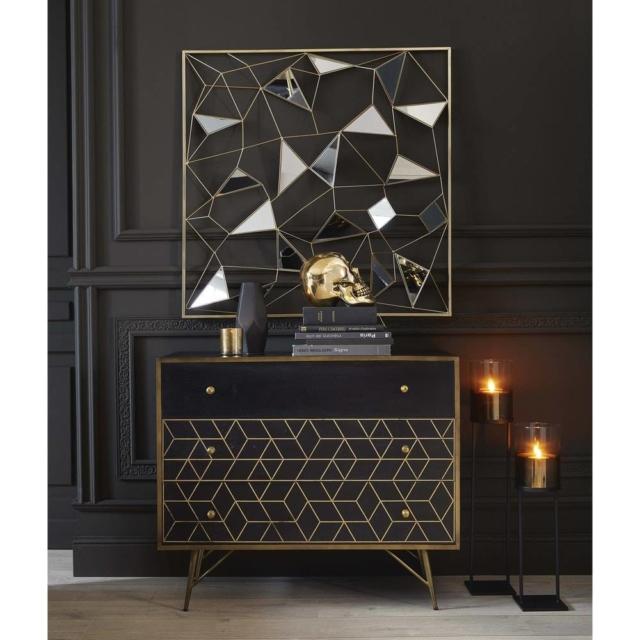 Jagger di Maisons du monde è il cassettone a tre cassetti reso speciale dalla superficie tinta nero impreziosita da decori grafici dorati in metallo color ottone con un aspetto patinato. La struttura è realizzata in mango massiccio nella finitura nera. Misura L 98 x P 45 x H 80 cm. Prezzo 550 euro.www.maisonsdumonde.it Jagger di Maisons du monde è il cassettone a tre cassetti reso speciale dalla superficie tinta nero impreziosita da decori grafici dorati in metallo color ottone con un aspetto patinato. La struttura è realizzata in mango massiccio nella finitura nera. Misura L 98 x P 45 x H 80 cm. Prezzo 550 euro.www.maisonsdumonde.it