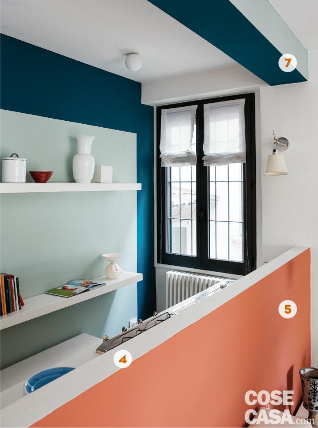 cucina, finestra, parete ottanio con boiserie e mensole, zona cottura, muretto divisorio color corallo cucina, finestra, parete ottanio con boiserie e mensole, zona cottura, muretto divisorio color corallo