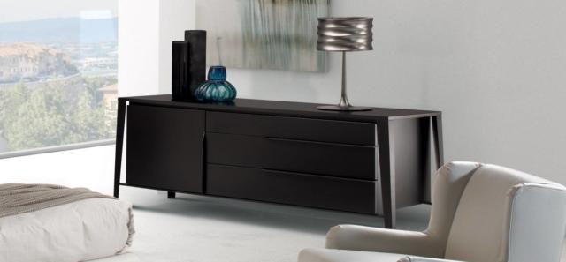 Euclide di Natuzzi è la cassettiera con un design essenziale e la finitura disponibile nelle varianti Caffè opaco e Rovere affumicato che la rende un pezzo dalla grande personalità. I tre cassetti sono dotati di sistema soft close per una chiusura silenziosa. La linea del piede in metallo diventa parte integrante della struttura come la maniglia. Misura L 190 x P 55 x H 65 cm. Prezzo su richiesta. www.natuzzi.it Euclide di Natuzzi è la cassettiera con un design essenziale e la finitura disponibile nelle varianti Caffè opaco e Rovere affumicato che la rende un pezzo dalla grande personalità. I tre cassetti sono dotati di sistema soft close per una chiusura silenziosa. La linea del piede in metallo diventa parte integrante della struttura come la maniglia. Misura L 190 x P 55 x H 65 cm. Prezzo su richiesta. www.natuzzi.it