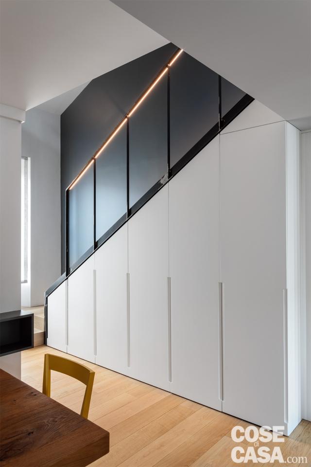 casa su due livelli con scala scenografica e ben sfruttata con armadio casa su due livelli con scala scenografica e ben sfruttata con armadio