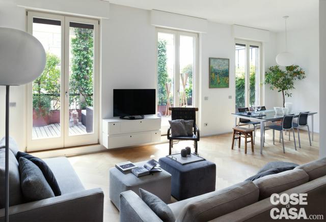 zona conversazione e tv, divani grigi, pouf, affaccio sul terrazzo, tavolo da pranzo zona conversazione e tv, divani grigi, pouf, affaccio sul terrazzo, tavolo da pranzo