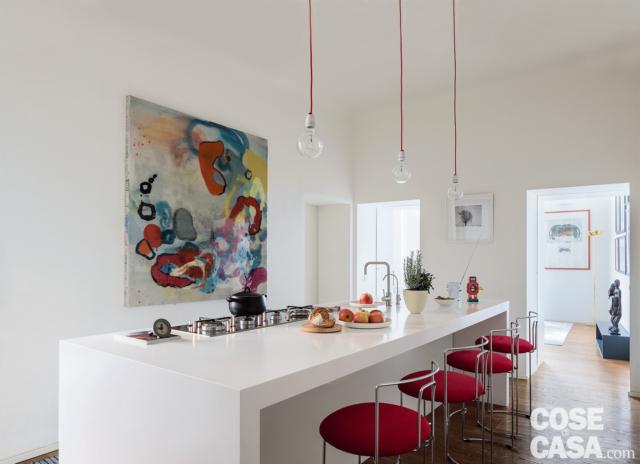 cucina, isola multifunzione, zona cottura, bancone snack, sospensioni a bulbo, doppio passaggio verso il soggiorno cucina, isola multifunzione, zona cottura, bancone snack, sospensioni a bulbo, doppio passaggio verso il soggiorno