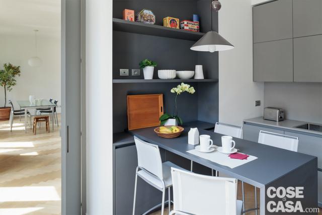 cucina, zona pranzo, dettaglio, tavolo, ripiani, lampada a sospensione, porta verso il living cucina, zona pranzo, dettaglio, tavolo, ripiani, lampada a sospensione, porta verso il living