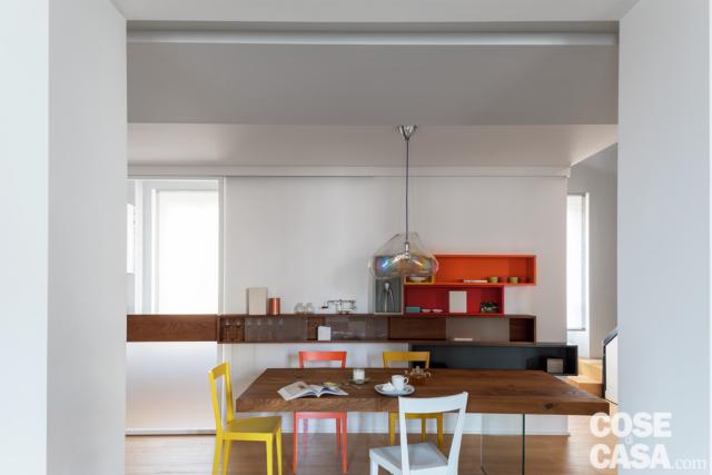 casa su due livelli con pranzo al centro del living casa su due livelli con pranzo al centro del living