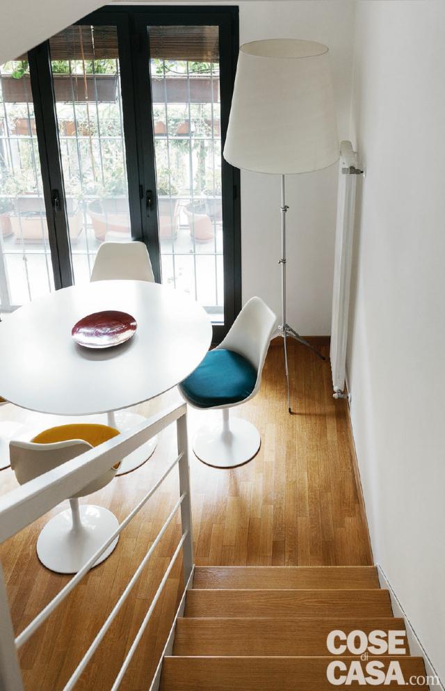 Scala, pavimento in parquet, zona pranzo, tavolo e sedie di design, lampada da terra, vetrata Scala, pavimento in parquet, zona pranzo, tavolo e sedie di design, lampada da terra, vetrata