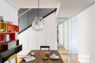 casa su due livelli con scala e armadio nel sottoscala casa su due livelli con scala e armadio nel sottoscala