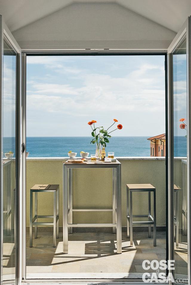 terrazzo panoramico, vista mare, parapetto in cemento, tavolino, sgabelli terrazzo panoramico, vista mare, parapetto in cemento, tavolino, sgabelli