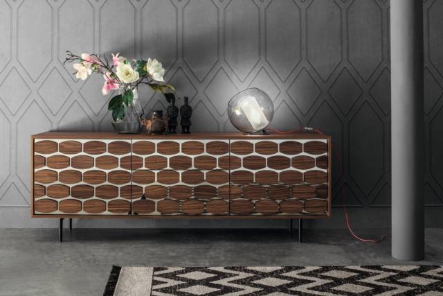 Honey di Tonin Casa è la cassettiera bassa con due ante laterali e due cassetti centrali decorati da elementi a specchio. La struttura è in rovere scuro termotrattato e noce canaletto. Misura L 214 x P 47 x H 78 cm. Prezzo 3.068 euro. www.tonincasa.it Honey di Tonin Casa è la cassettiera bassa con due ante laterali e due cassetti centrali decorati da elementi a specchio. La struttura è in rovere scuro termotrattato e noce canaletto. Misura L 214 x P 47 x H 78 cm. Prezzo 3.068 euro. www.tonincasa.it