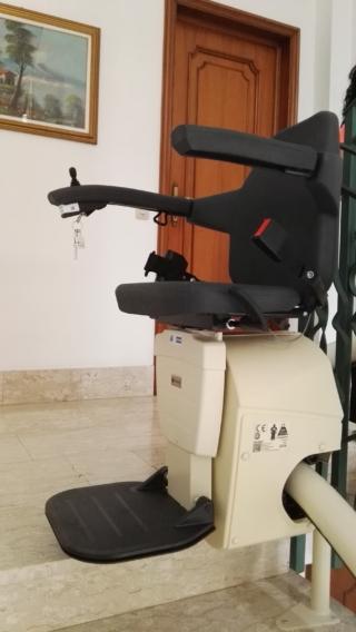 Poltroncina montascale Vivace di KONE Motus, modello Classic con seduta in poliuretano. Poltroncina montascale Vivace di KONE Motus, modello Classic con seduta in poliuretano.