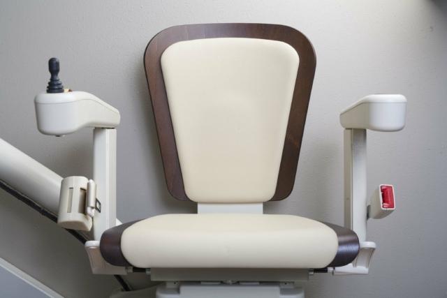 Poltroncina montascale Vivace di KONE Motus nel modello Alliance, in ecopelle, rifinita con cornice in legno verniciato. Poltroncina montascale Vivace di KONE Motus nel modello Alliance, in ecopelle, rifinita con cornice in legno verniciato.