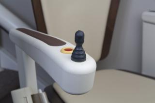 Il pannello di comando joystick posizionabile secondo le proprie preferenze d’uso. Il pannello di comando joystick posizionabile secondo le proprie preferenze d’uso.