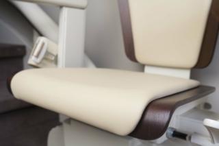 Poltroncina Vivace di KONE Motus, con prestigiose finiture in legno. Poltroncina Vivace di KONE Motus, con prestigiose finiture in legno.