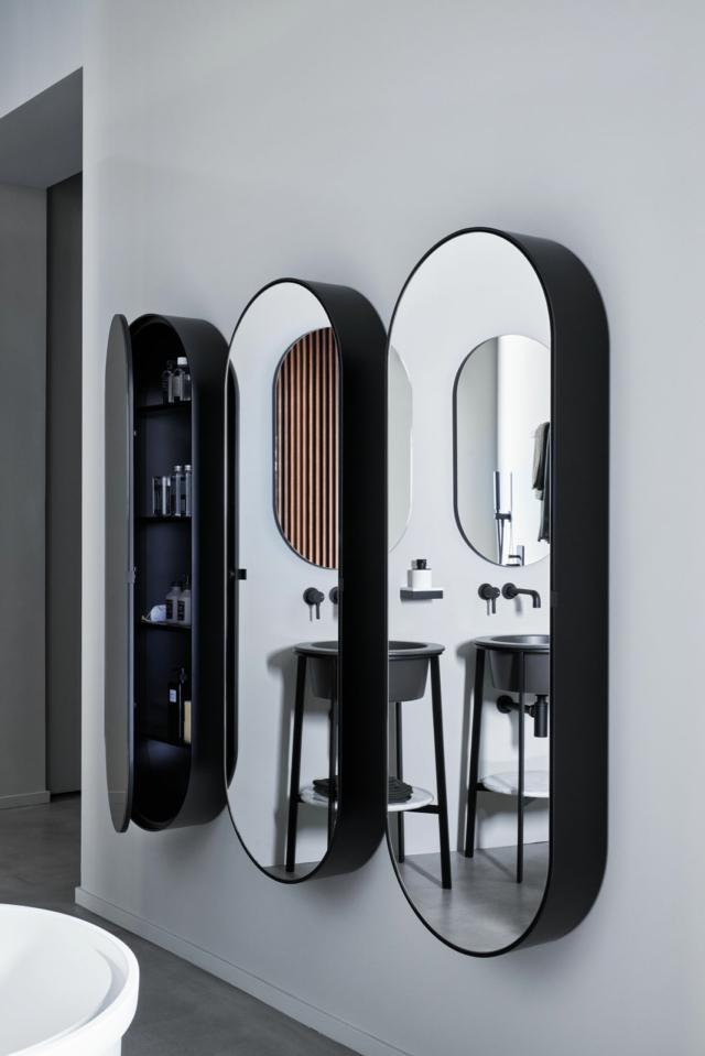Da Spazio Cielo, il nuovo ampliato showroom di Ceramica Cielo, specchio contenitore Elio Slim, disegnato da Andrea Parisio e Giuseppe Pezzano, con scocca Nero Matt. Riflessa nello specchio, coppia di Catini Tondi con lavabo in finitura Cemento della gamma cromatica “Terre di Cielo”, piano in Marmo Bianco Carrara e struttura in Nero Matt. Dimensioni: Elio Slim: 140 x 50 x 31 cm. Da Spazio Cielo, il nuovo ampliato showroom di Ceramica Cielo, specchio contenitore Elio Slim, disegnato da Andrea Parisio e Giuseppe Pezzano, con scocca Nero Matt. Riflessa nello specchio, coppia di Catini Tondi con lavabo in finitura Cemento della gamma cromatica “Terre di Cielo”, piano in Marmo Bianco Carrara e struttura in Nero Matt. Dimensioni: Elio Slim: 140 x 50 x 31 cm.