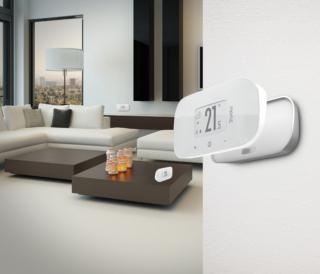 termostato intelligente con sgancio dal muro per controllare riscaldamento casa Momit Bevel di MOMIT termostato intelligente con sgancio dal muro per controllare riscaldamento casa Momit Bevel di MOMIT