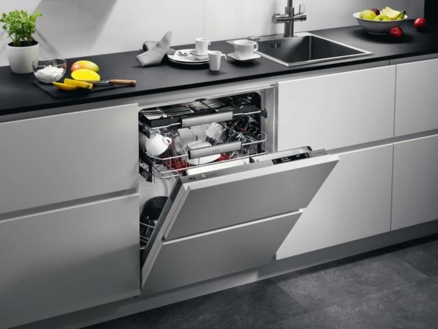 Particolarmente silenziosa perché emette solo 37 db FSK93700P di Aeg ha programmazione e controllo elettronici. Per 15 coperti, ha 8 programmi di lavaggio e cesti montati su guide telescopiche per agevolare il carico, regolabili in altezza anche a pieno carico con scomparti reclinabili e speciali supporti. In classe di efficienza energetica A+++, è incassabile in un vano da 60 cm. Prezzo da rivenditore. www.aeg.it Particolarmente silenziosa perché emette solo 37 db FSK93700P di Aeg ha programmazione e controllo elettronici. Per 15 coperti, ha 8 programmi di lavaggio e cesti montati su guide telescopiche per agevolare il carico, regolabili in altezza anche a pieno carico con scomparti reclinabili e speciali supporti. In classe di efficienza energetica A+++, è incassabile in un vano da 60 cm. Prezzo da rivenditore. www.aeg.it