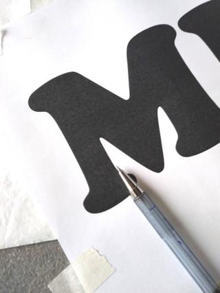 Stampate le lettere del nome o della scritta a misura e ricalcatele sul cartone