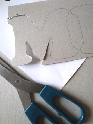 Ritagliate tutte le lettere con la taglierina o le forbici