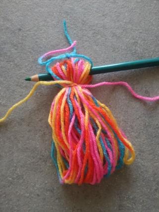 Con la lana, realizzate delle nappine piuttosto grandi come da foto