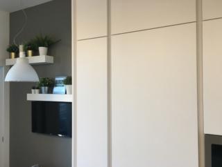 cucina bianca con gole verticali nelle armadiature a colonna cucina bianca con gole verticali nelle armadiature a colonna