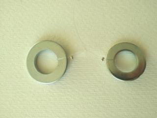 Con ogni pezzo di filo dovete collegare due rondelle. Tagliate le eccedenze dei fili.