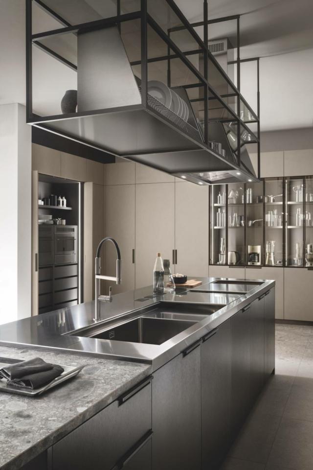 Scavolini_Mia1) Cucina con isola centrale Mia by Carlo Cracco di Scavolini in Acciaio Scuro e top in Acciaio Inox (spessore 5 cm). Il top della zona snack (spesso 3 cm) è in Pietra D’Iseo-Ceppo. Sul fondo, armadi con vetrine pieghevoli in Telaio Alluminio finitura Acciaio Scuro e vetro Stopsol chiaro, che contengono piccoli elettrodomestici e forno con abbattitore e cassetto sottovuoto Barazza in Acciaio Matt personalizzati. Al centro, il monoblocco è sovrastato da cappa e vani di contenimento con piattaia e ripiani di appoggio in vetro Stopsol chiaro. La struttura sospesa è in Alluminio finitura Acciaio Scuro, mentre il frontale cappa è in vetro Stopsol chiaro. Scavolini_Mia1) Cucina con isola centrale Mia by Carlo Cracco di Scavolini in Acciaio Scuro e top in Acciaio Inox (spessore 5 cm). Il top della zona snack (spesso 3 cm) è in Pietra D’Iseo-Ceppo. Sul fondo, armadi con vetrine pieghevoli in Telaio Alluminio finitura Acciaio Scuro e vetro Stopsol chiaro, che contengono piccoli elettrodomestici e forno con abbattitore e cassetto sottovuoto Barazza in Acciaio Matt personalizzati. Al centro, il monoblocco è sovrastato da cappa e vani di contenimento con piattaia e ripiani di appoggio in vetro Stopsol chiaro. La struttura sospesa è in Alluminio finitura Acciaio Scuro, mentre il frontale cappa è in vetro Stopsol chiaro.