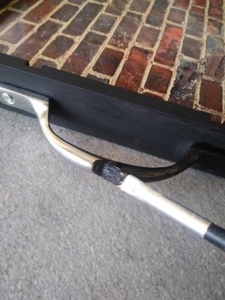 Avvitate le manigliette al vassoio  e dipingetele con lo stesso smalto nero (Foto 7). Avvitate le manigliette al vassoio  e dipingetele con lo stesso smalto nero (Foto 7).