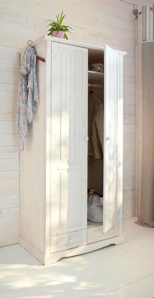 Armadio shabby chic Roma di Bonprix in legno massiccio di pino colorato bianco velato che lascia trasparire la venatura Armadio shabby chic Roma di Bonprix in legno massiccio di pino colorato bianco velato che lascia trasparire la venatura