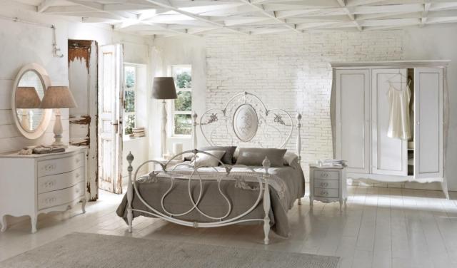 Camera shabby chic di Cantori: comò Enrico struttura in legno sagomato nella finitura Madreperla Pennellato; comodini coordinati; l letto Caruso in ferro battuto Decorato Panna Camera shabby chic di Cantori: comò Enrico struttura in legno sagomato nella finitura Madreperla Pennellato; comodini coordinati; l letto Caruso in ferro battuto Decorato Panna
