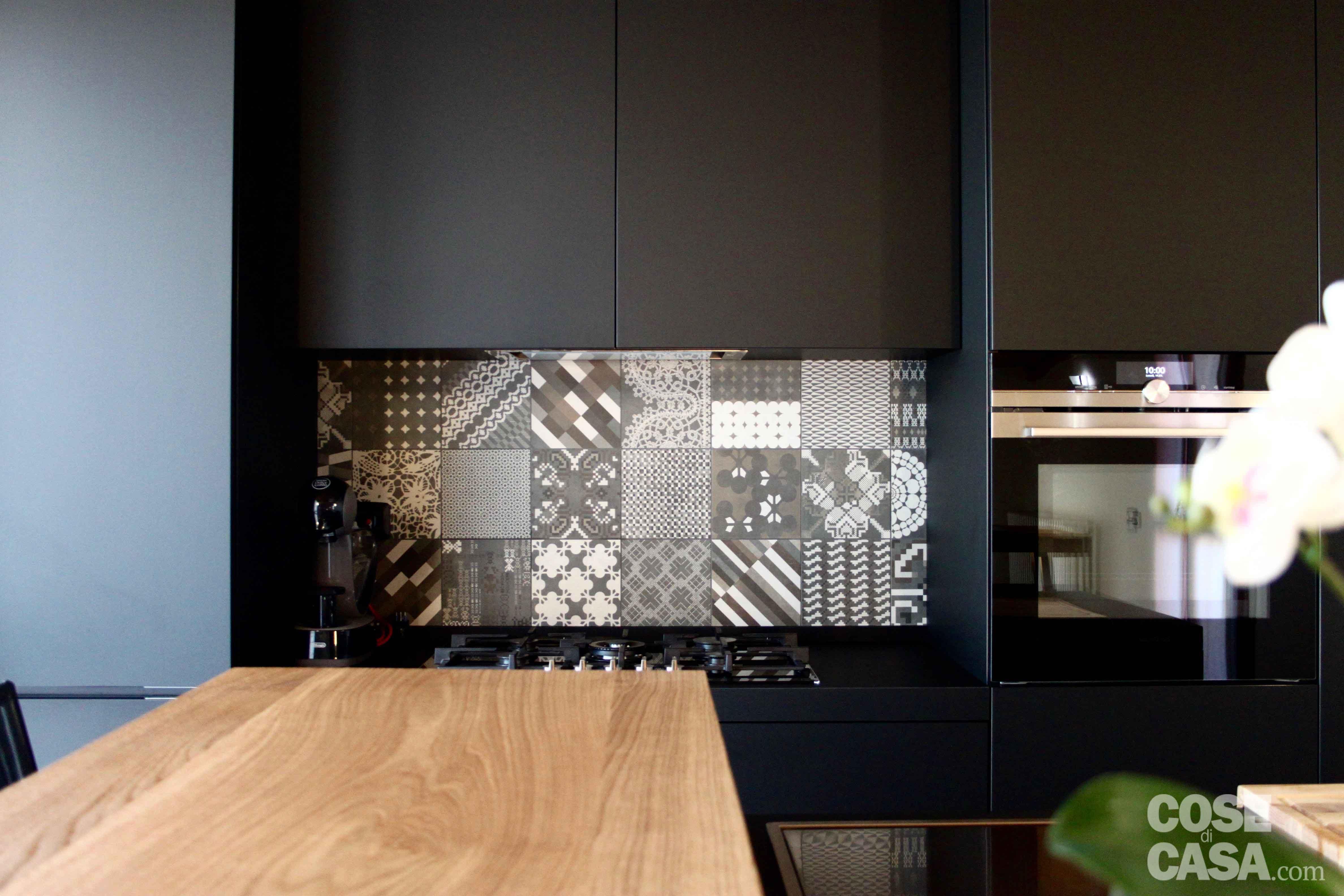 cucina-grigia-con-piastrelle-grigie-decorative-patchwork