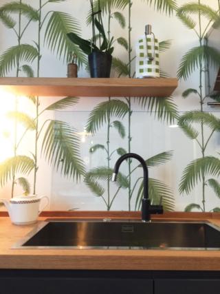 cucina particolare lavello mensola carta da parati bianca foglie verdi cucina particolare lavello mensola carta da parati bianca foglie verdi
