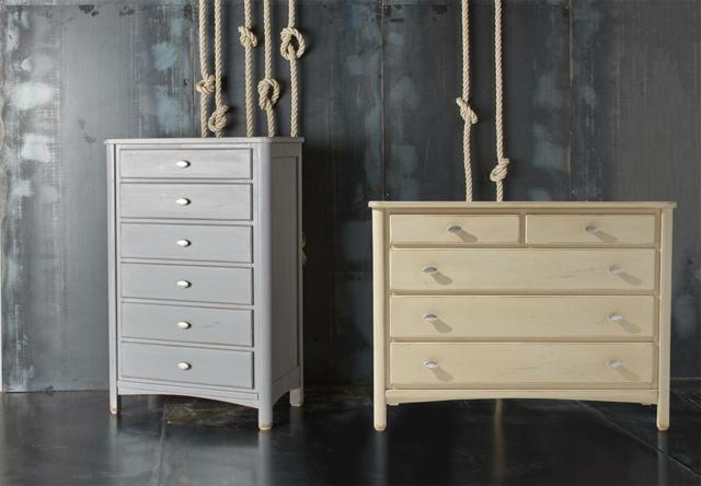 cassettiera a sei cassetti in stile shabby chic Art. 158 della Collezione My Classic di Fratelli Mirandola e comò Art. 173 a cinque cassetti con finitura Shabby Tortora cassettiera a sei cassetti in stile shabby chic Art. 158 della Collezione My Classic di Fratelli Mirandola e comò Art. 173 a cinque cassetti con finitura Shabby Tortora