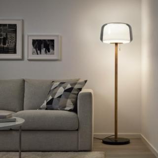 Evedal di Ikea declina il design scandinavo con materiali pregiati, come il vetro soffiato a bocca del paralume, i dettagli di ottone, la base di marmo, il rovere dello stelo Evedal di Ikea declina il design scandinavo con materiali pregiati, come il vetro soffiato a bocca del paralume, i dettagli di ottone, la base di marmo, il rovere dello stelo